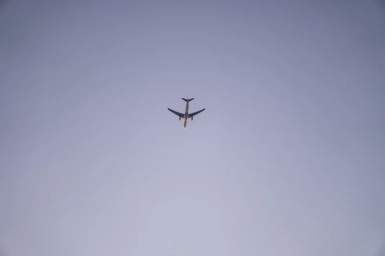 Avion tracker : suivre un vol en temps réel et bien lire les données