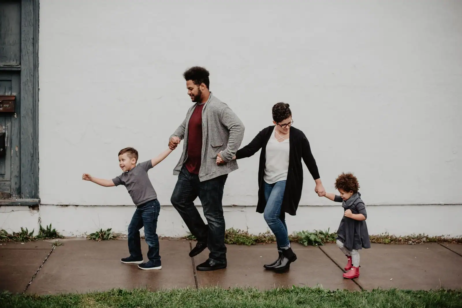 Parents et enfants en vacances à l'extérieur, ambiance de séjour en famille