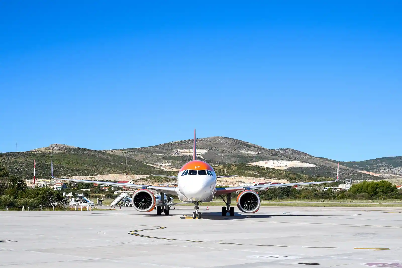 Avion de ligne Airbus A320 stationné sur le tarmac d'un aéroport méditerranéen