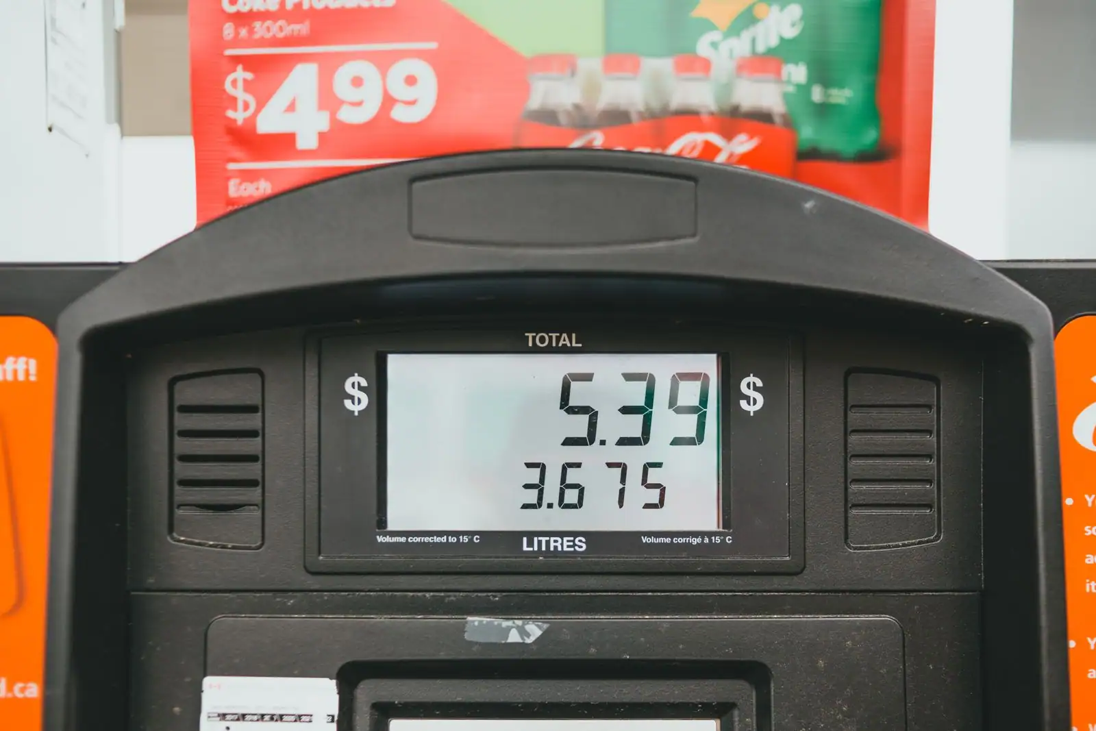 Afficheur d'une pompe à carburant indiquant le montant à payer et le volume en litres