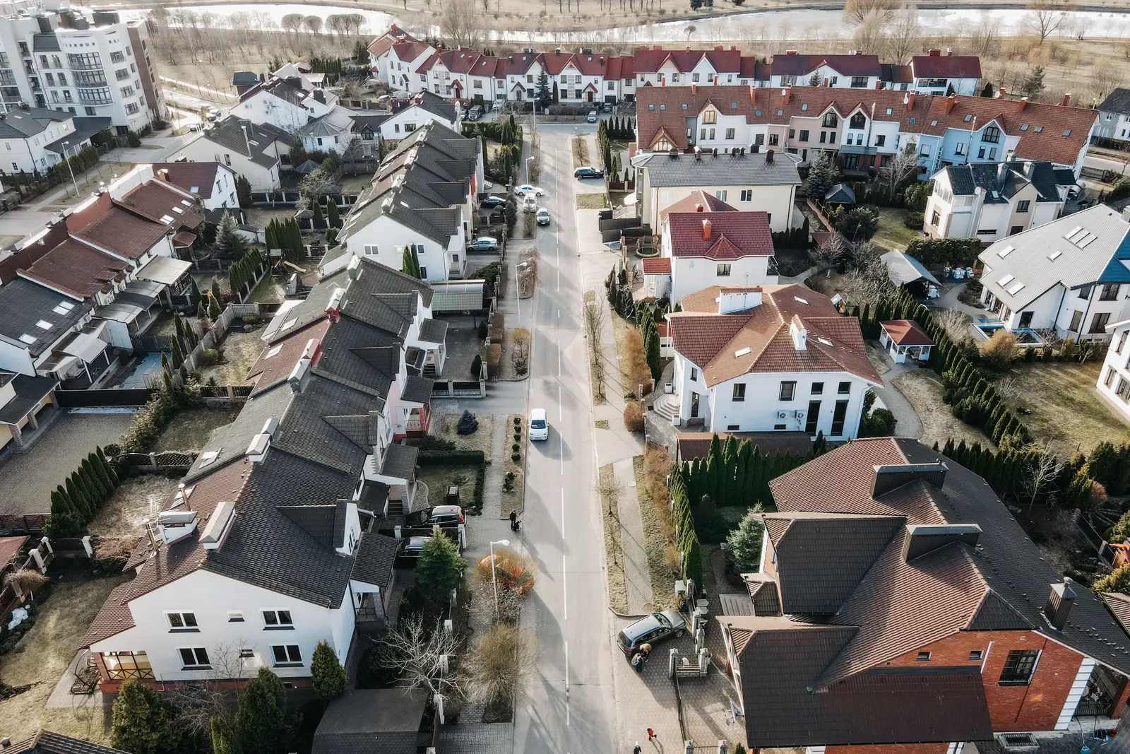 Vue aérienne d'un quartier pavillonnaire montrant les maisons, jardins et parcelles séparées