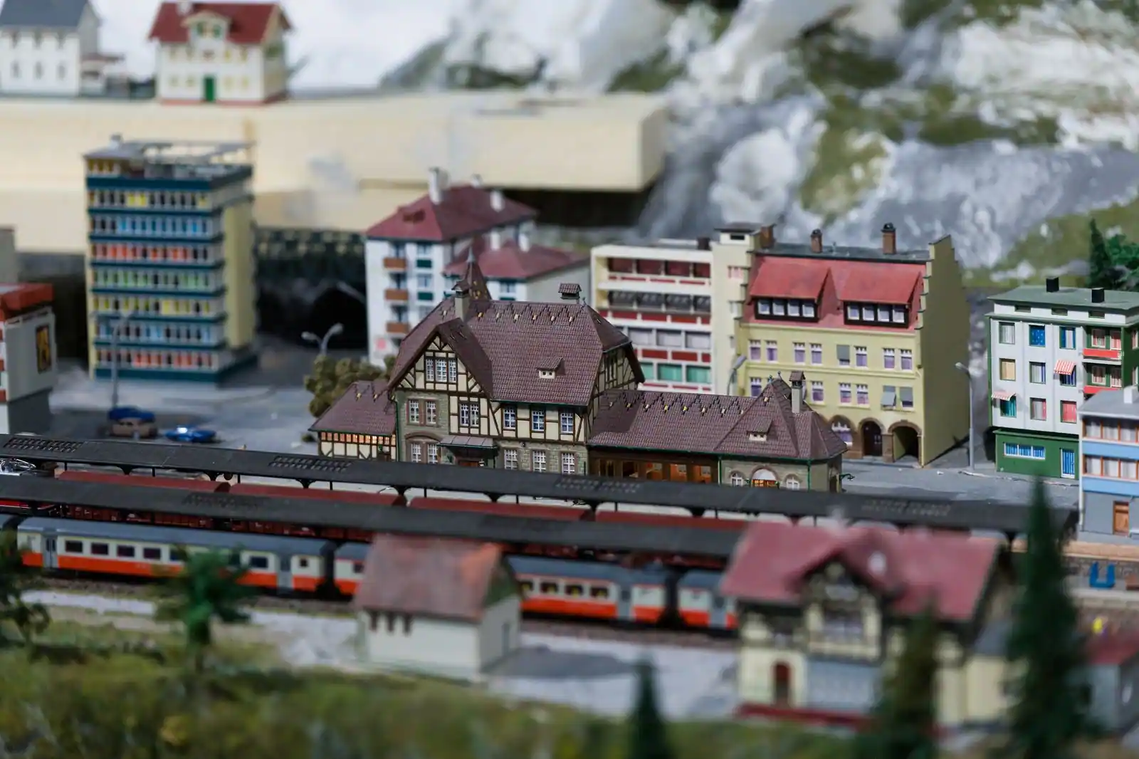 Maquettes de bâtiments et train miniature reproduits à petite échelle