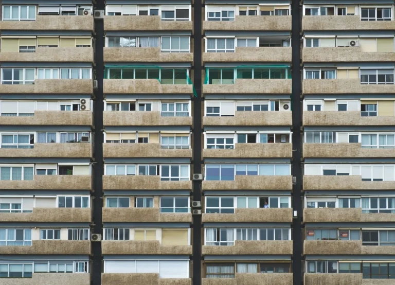 Logement d&rsquo;urgence pour une famille : qui appeler et quelles démarches