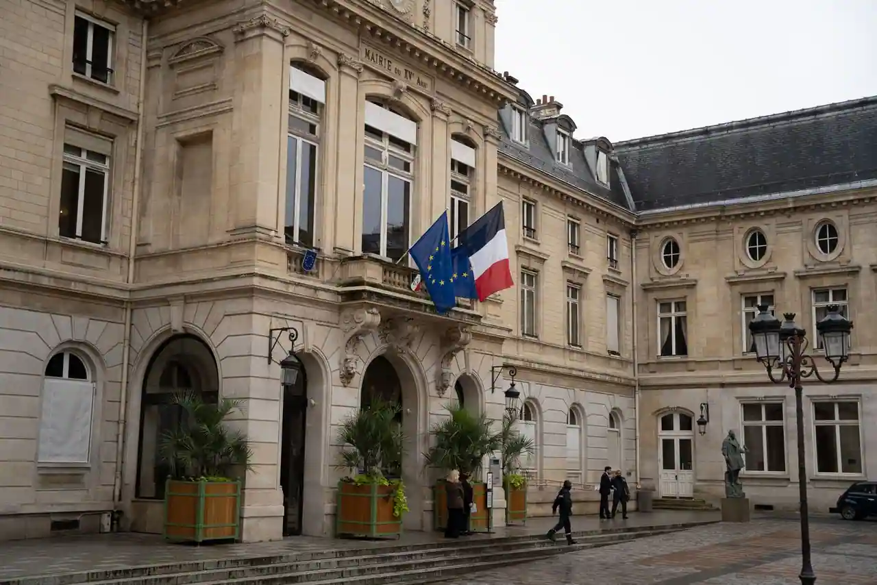 Façade d'un hôtel de ville français sur une place de centre-ville