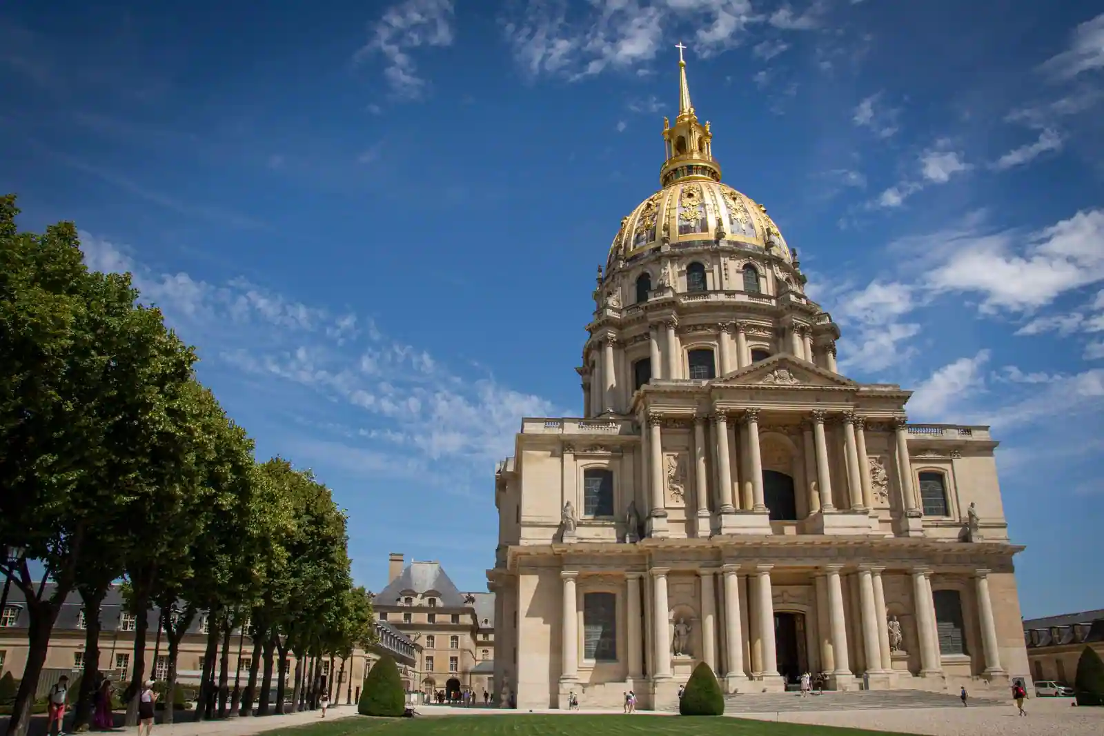 Le Dôme doré de l'Hôtel des Invalides à Paris dominant le monument sous un ciel dégagé