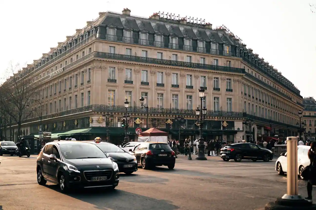 Façade d'un grand hôtel parisien de style haussmannien sur une avenue du centre de Paris