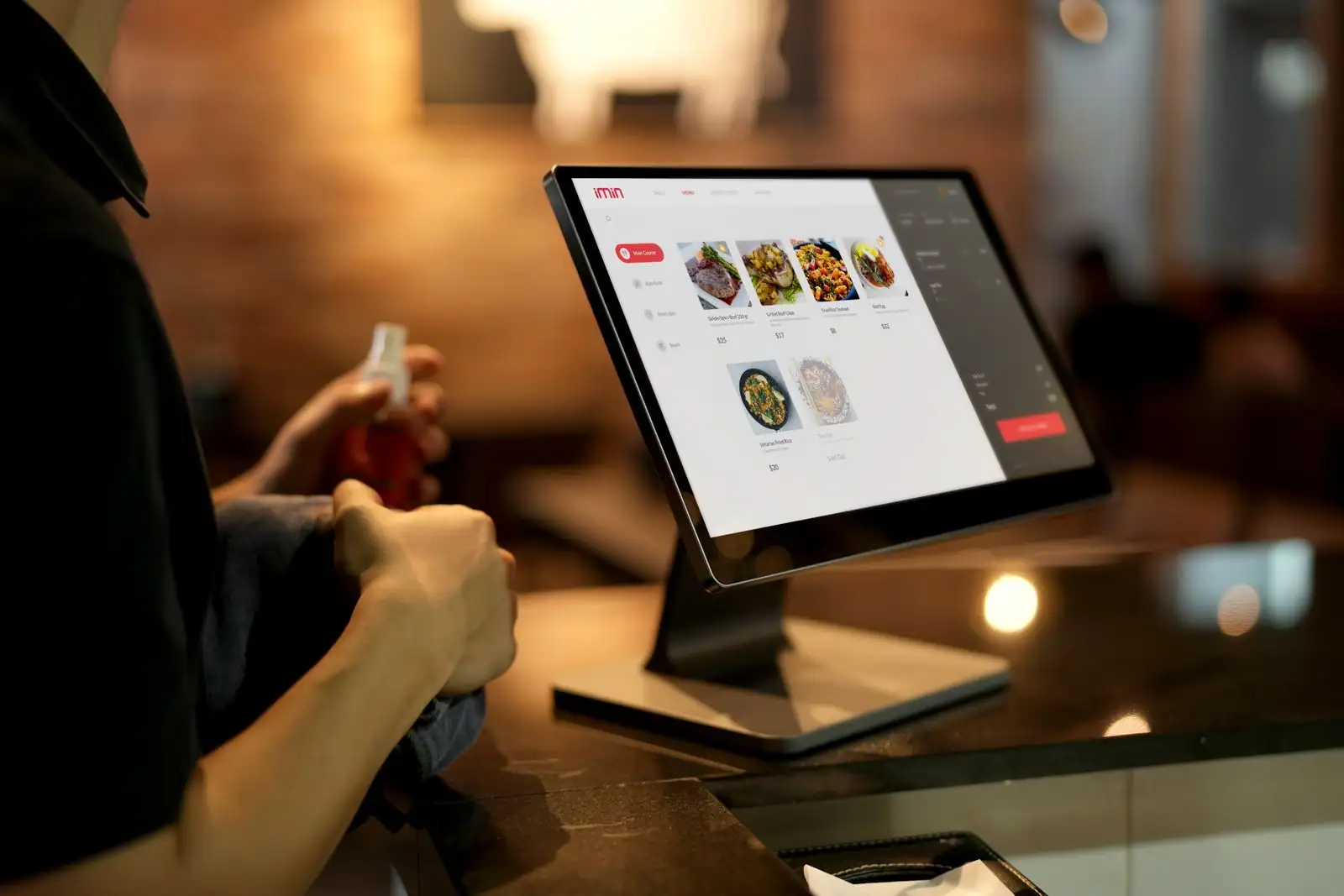 Comptoir d'un restaurant de restauration rapide avec une borne de commande tactile