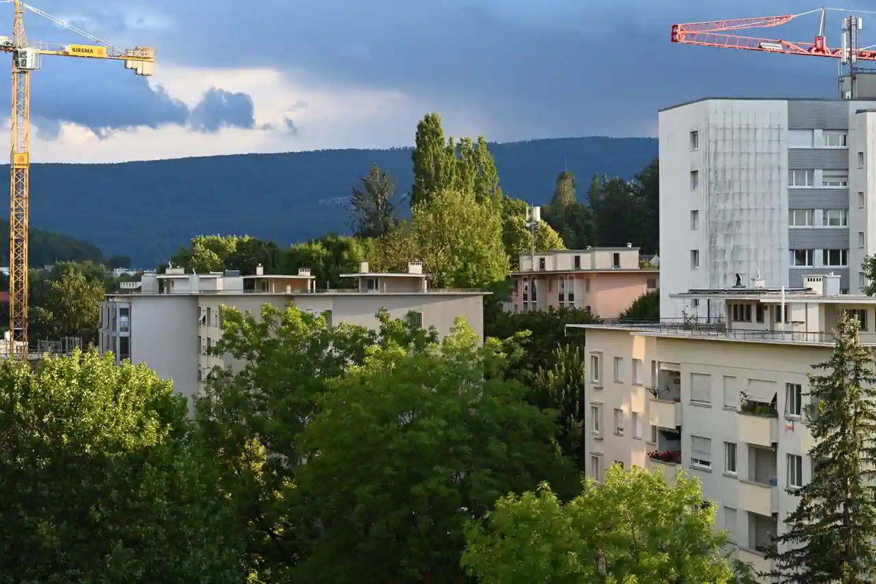 Immeubles résidentiels et grues de construction en ville