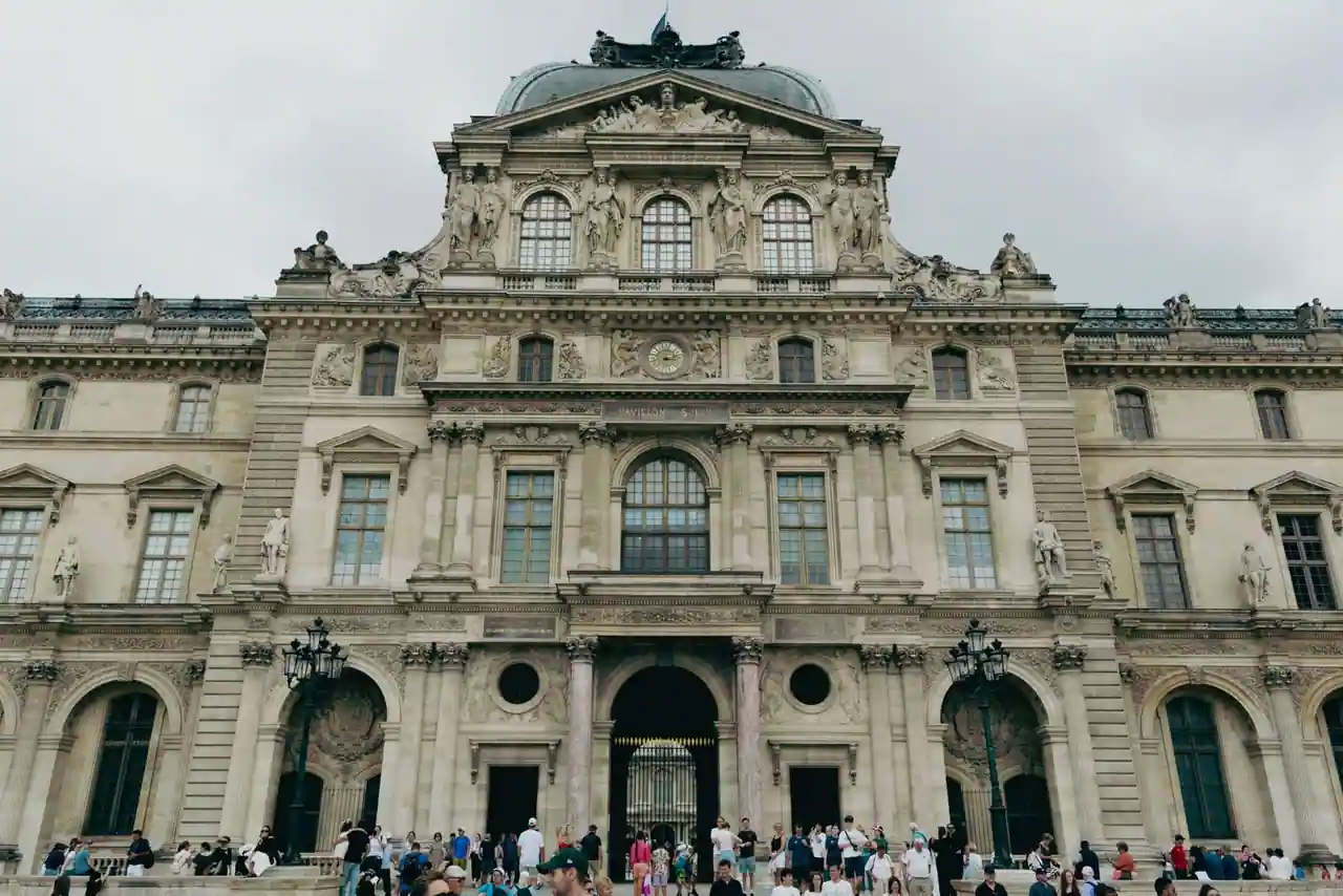 Visiteurs devant l'entrée d'un monument touristique en France