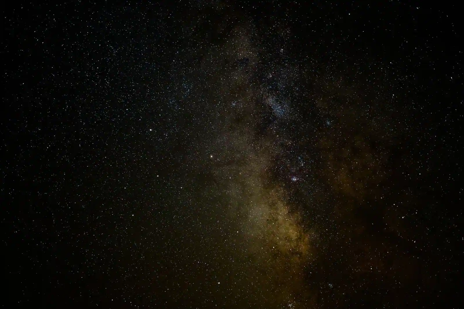 Voie lactée et champ d'étoiles dans un ciel nocturne profond