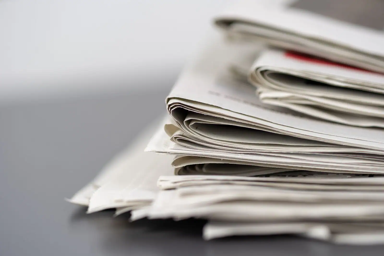 Pile de journaux pliés posée sur une table