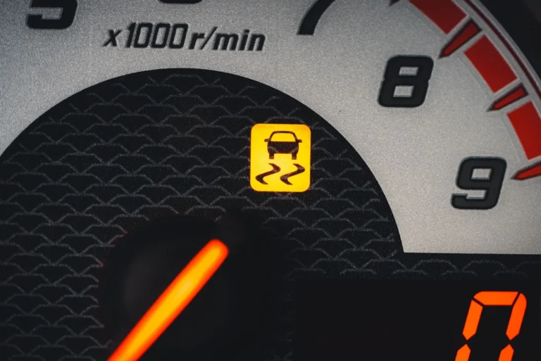 Voyant orange sur la voiture : que faire ?