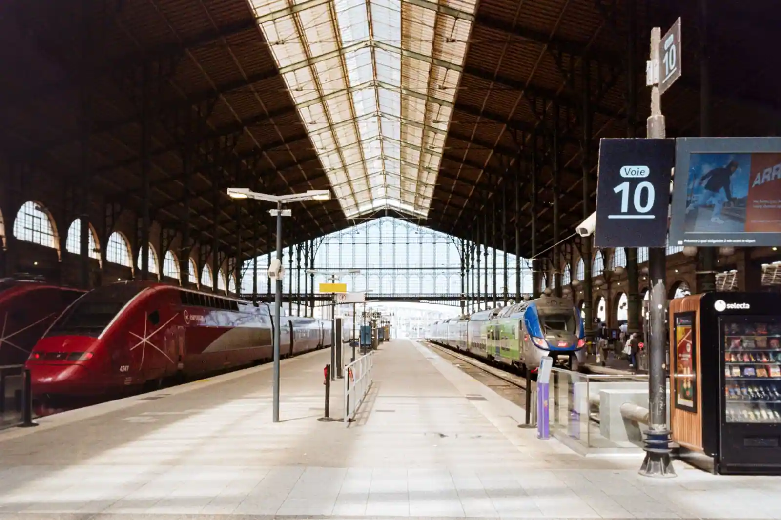 Quai de la gare du Nord à Paris, panneau Voie 10 et trains à l'arrêt de part et d'autre