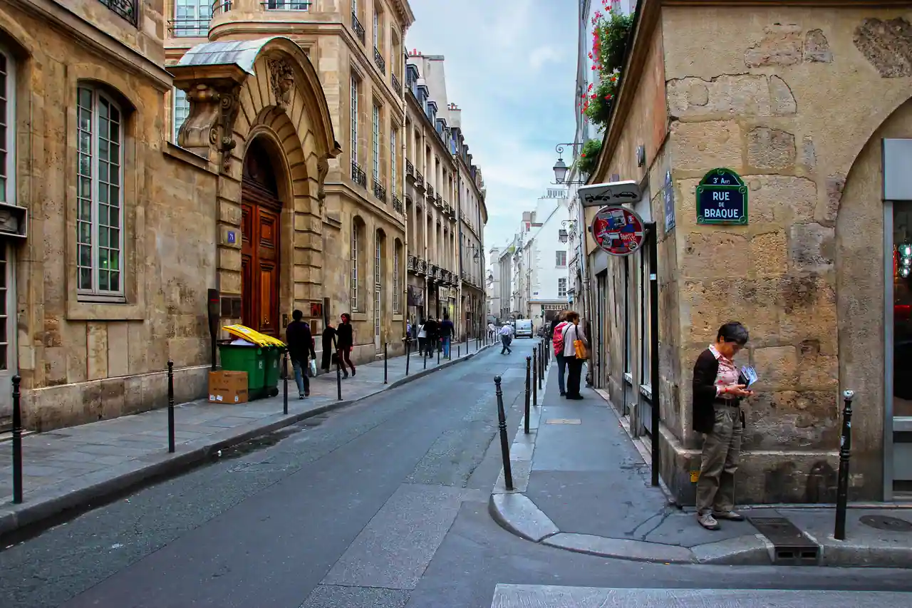 La rue de Braque, dans le 3e arrondissement de Paris, bordée d'immeubles anciens en pierre de taille.