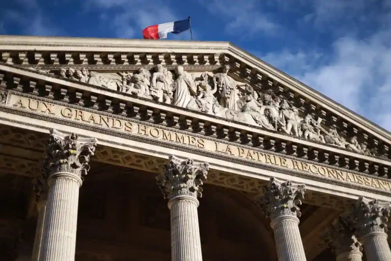 Le drapeau français : origine des couleurs et histoire du bleu