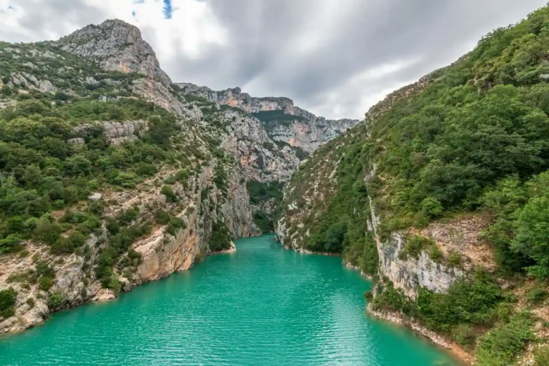 Camping dans les gorges du Verdon : choisir sa rive avant son terrain