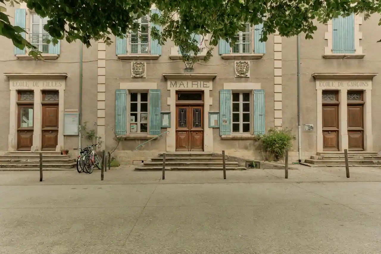 Façade d'une mairie de village française, porte centrale surmontée de l'inscription gravée Mairie